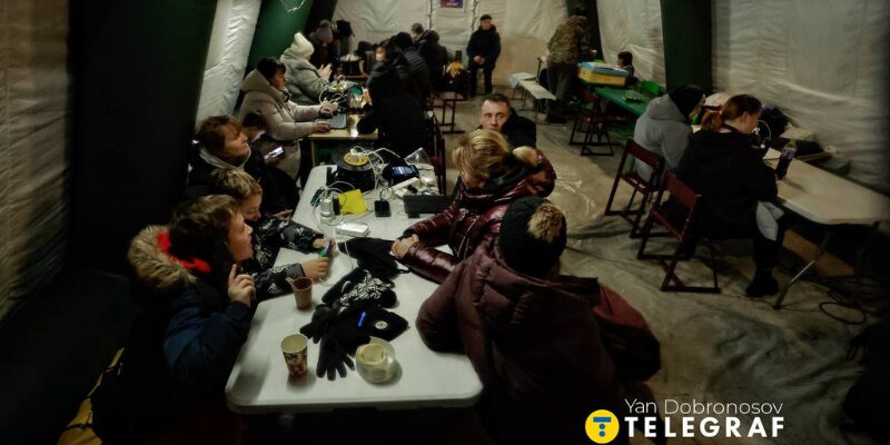 "Invisibility Point", mjesta gdje se ljudi mogu ugrijati i napuniti svoje uređaje. Yan Dobronosov/Telegraf